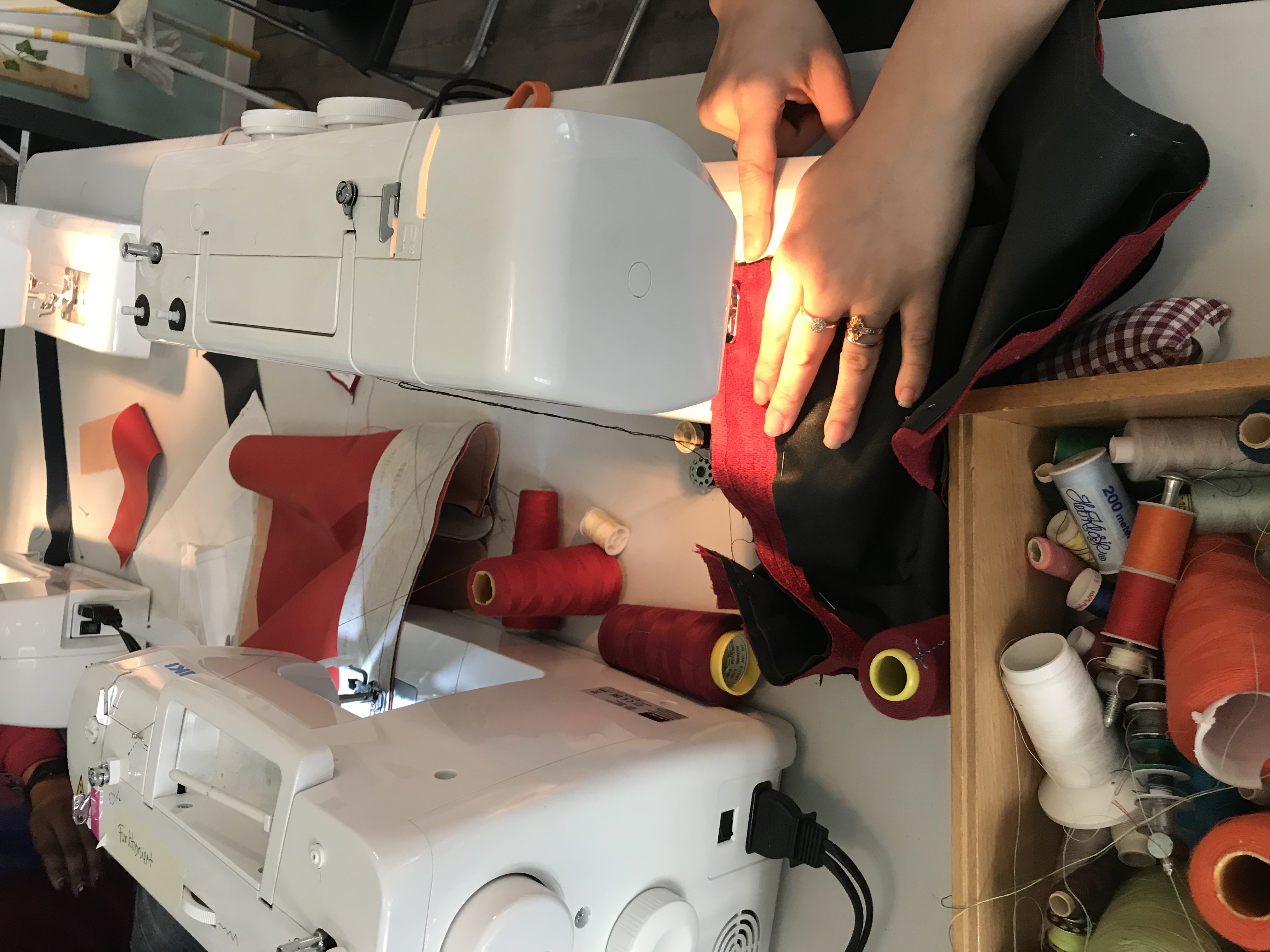 Arbeit an der Nähmaschine